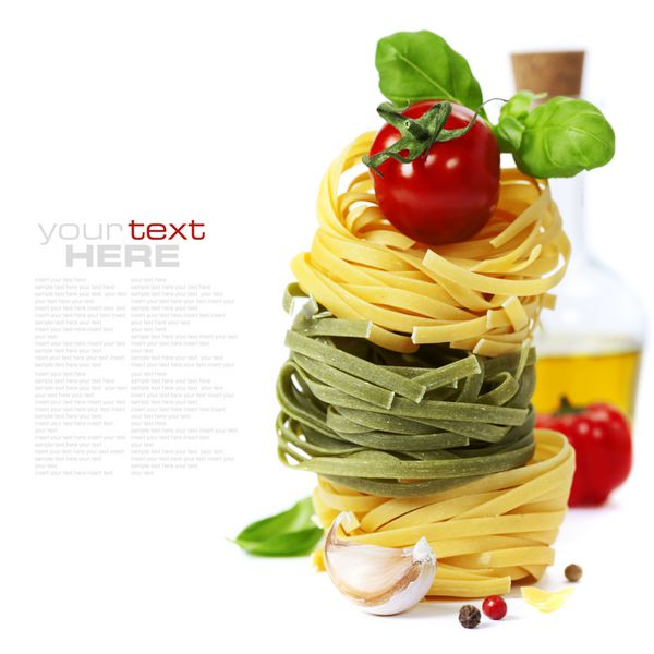 پاستا ایتالیایی با گوجه فرنگی روغن زیتون و ریحان در زمینه سفید با متن نمونه قابل جابجایی آسان