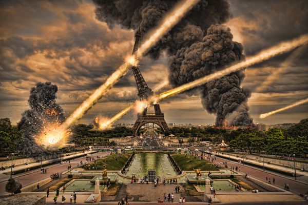 بارش شهاب سنگ بر فراز پاریس و تخریب برج ایفل