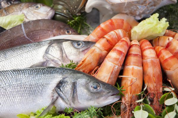 چیدمان غذاهای دریایی تازه در بازار نمایش داده شده است