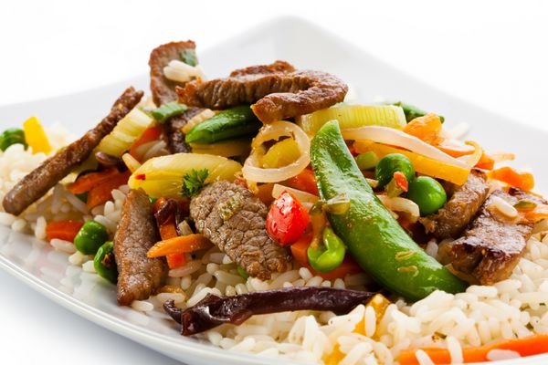 گوشت کبابی برنج سفید و سبزیجات