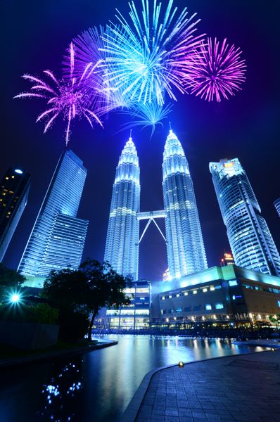 کوالالامپور - 21 سپتامبر نمایی از برج های دوقلوی پتروناس در 21 سپتامبر 2012 در کوالالامپور مالزی این مکان دیدنی معروف مالزی است پتروناس بلندترین ساختمان دوقلو در جهان است 451 9 متر