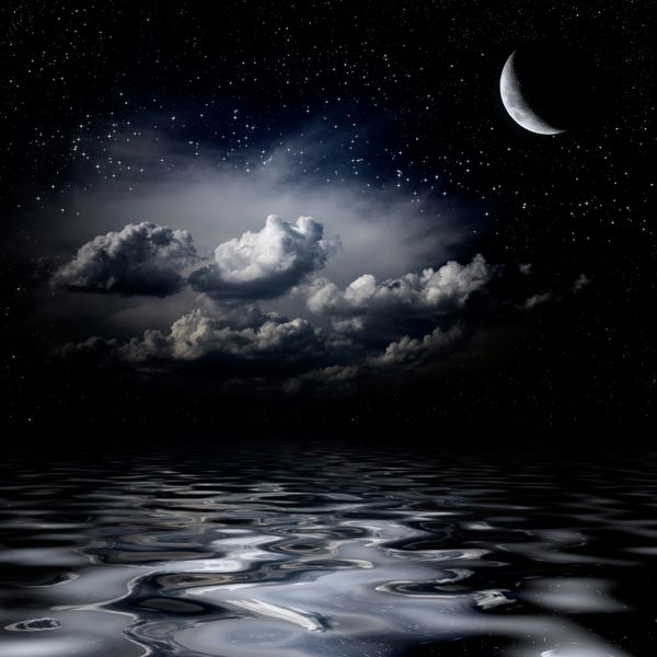 بازتاب ستاره های آسمان شب در دریا