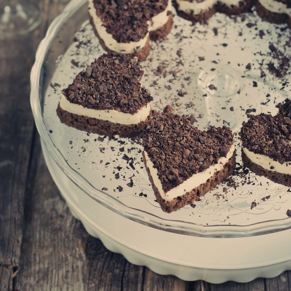 کیک ولنتاین بیسکویت شکلاتی به شکل قلب با کاستارد سفید و خرده شکلات