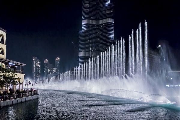 دبی امارات متحده عربی - 1 اکتبر یک سیستم فواره رکورد بر روی دریاچه برج خلیفه - 6600 چراغ و 25 پروژکتور در 1 اکتبر 2012 در دبی امارات متحده عربی آب را 150 متر به هوا پرتاب می کند