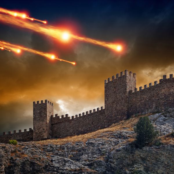 پس زمینه دراماتیک - قلعه قدیمی برج مورد حمله آسمان طوفانی تاریک سیارک برخورد شهاب سنگ