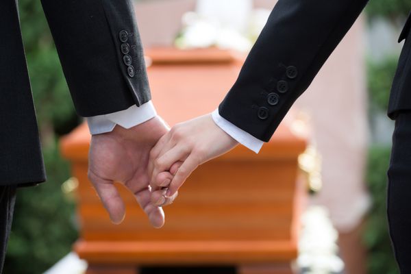 دین مرگ و دلتنگی - زن و شوهر در مراسم تشییع جنازه دست در دست یکدیگر به خاطر از دست دادن دلداری می دهند