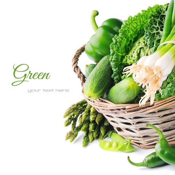 سبزیجات سبز تازه در سبد حصیری