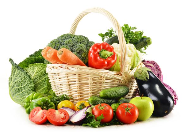 ترکیبی با انواع سبزیجات ارگانیک تازه جدا شده روی سفید