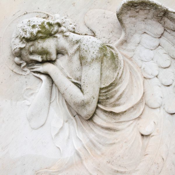 فرشته خواب - دکوراسیون عتیقه بر روی سنگ قبر گورستان تاریخی سن میشل ونیز ایتالیا اروپا