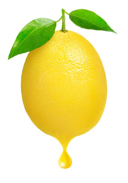لیموی تازه با یک قطره آب جدا شده روی سفید