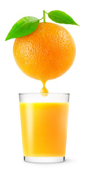 پرتقال با یک قطره آب روی لیوان آب جدا شده روی سفید