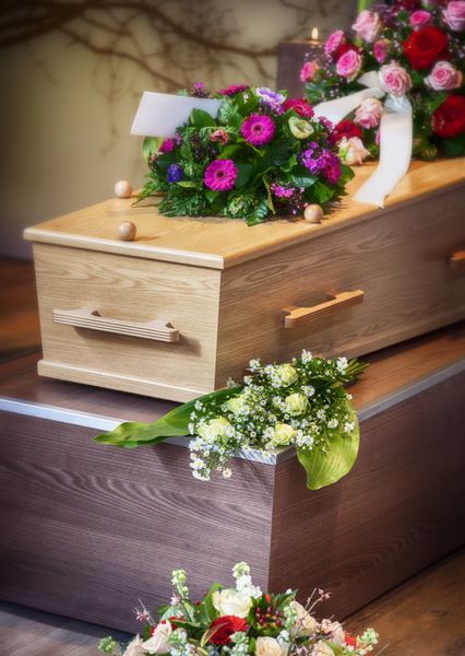 گل آرایی برای مراسم خاکسپاری