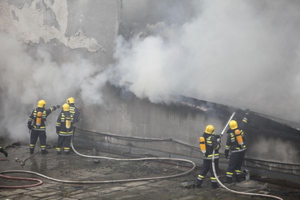 بلگراد صربستان - 25 مه 2012 یک آتش‌نشان به دنبال آتش‌سوزی در انباری که در ساعت 3 بعد از ظهر بامداد به صدا درآورده بود مواد شیمیایی بازدارنده را روی عدل‌های یونجه در حال سوختن اسپری می‌کند