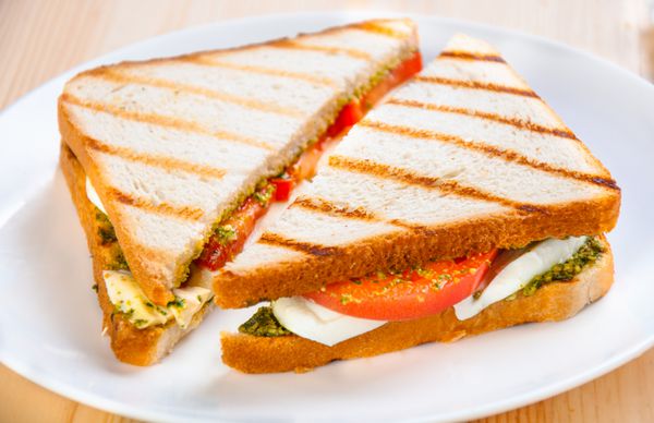 ساندویچ نان با پنیر گوجه فرنگی میان وعده های گیاهی سالم فست فود