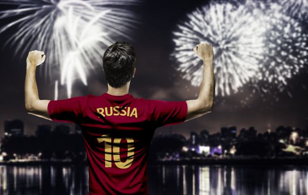 هوادار فوتبال روسی پس از پایان مسابقه پیروزی را جشن می گیرد