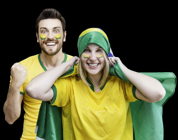 جشن گرفتن طرفداران زوج برزیلی در پس زمینه سیاه