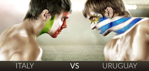 دو هوادار فوتبال با پرچم های رو در رو اروگوئه و ایتالیا