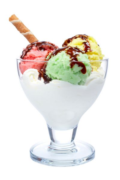 بستنی چند طعم خوشمزه با شربت شکلات در کاسه شیشه ای جدا شده در پس زمینه سفید DOF کم عمق