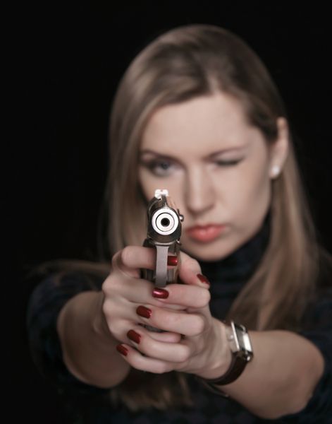 دختر با اسلحه - روی یک تپانچه تمرکز کنید
