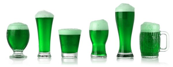 لیوان های مختلف آبجو سبز روز سنت پاتریک