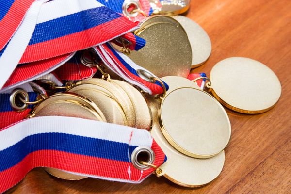 مدال طلا قبل از تحویل به قهرمانان