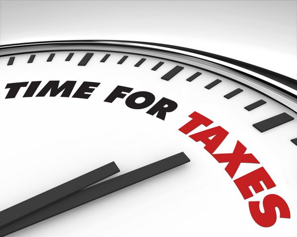 ساعت سفید با کلمات Time for Taxes روی صورتش