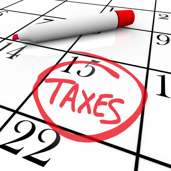 روز بزرگ مالیات پانزدهمین روز روی یک تقویم سفید با یک نشانگر قرمز دایره شده است