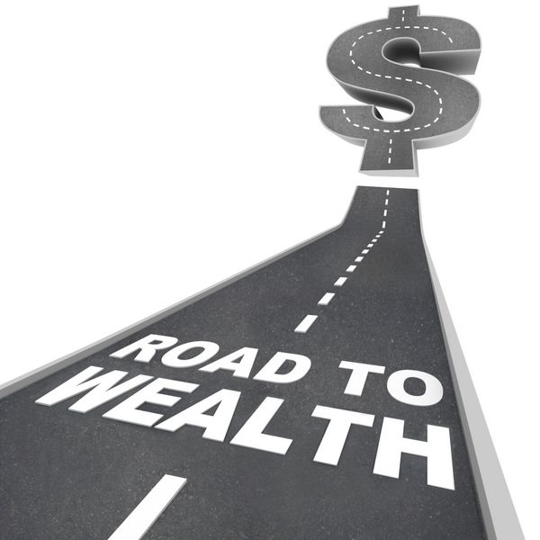 عبارت Road to Wealth با حروف سفید در خیابانی که به تابلوی دلار منتهی می شود