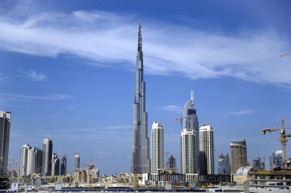 دبی - 29 اکتبر نمایی از دبی با برج خلیفه بلندترین ساختمان جهان با ارتفاع بیش از 800 متر در حال ساخت 29 اکتبر 2008 در دبی امارات