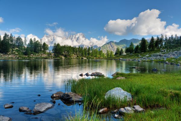 نمای تابستانی دریاچه آرپی در نزدیکی لا تویل دره آئوستا ایتالیا تصویر با تکنیک hdr پردازش شده است