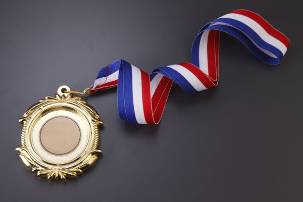 مدال طلا جدا شده در پس زمینه