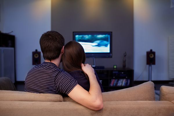 زوج جوان در حال تماشای فیلم در تلویزیون