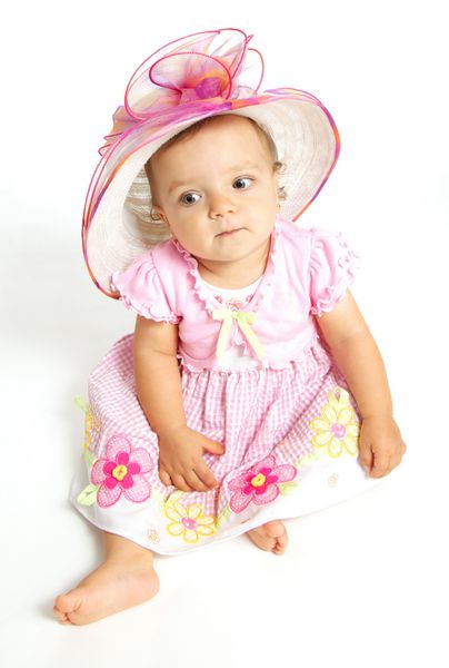 دختر بچه ای با کلاه صورتی و سفید زیبا