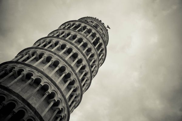 برج کج پیزا در ایتالیا در سیاه و سفید