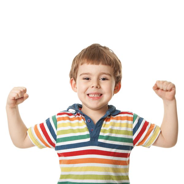 پسر کوچولوی شاد و خندان دستانش را بالا برد جدا شده در پس زمینه سفید تیراندازی در استودیو