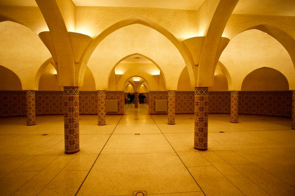 طاق های داخلی و کاشی کاری معرق حمام ترکی حمام در مسجد حسن دوم در کازابلانکا مراکش