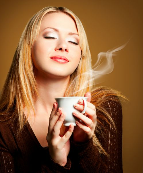 زن زیبا با فنجان قهوه