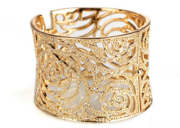 دستبند طلای زیبا جدا شده روی سفید
