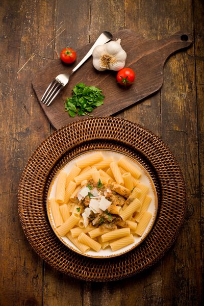 پاستا ماکارونی خوشمزه با پستو سیسیلی روی میز چوبی