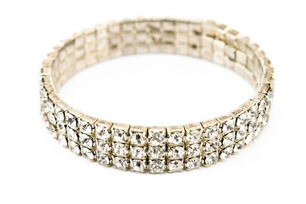 دستبند الماس جدا شده روی سفید
