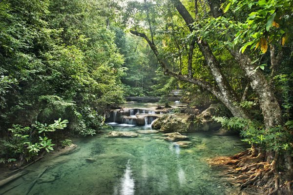 آبشار در پارک ملی Erawan Kanchanaburi تایلند