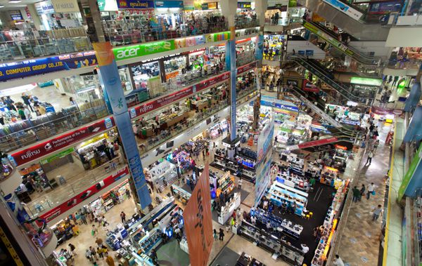 بانکوک - 14 ژانویه جمعیت در مرکز خرید Pantip Plaza در 14 ژانویه 2012 در بانکوک تایلند میدان مکانی برای همه چیزهای الکترونیکی است