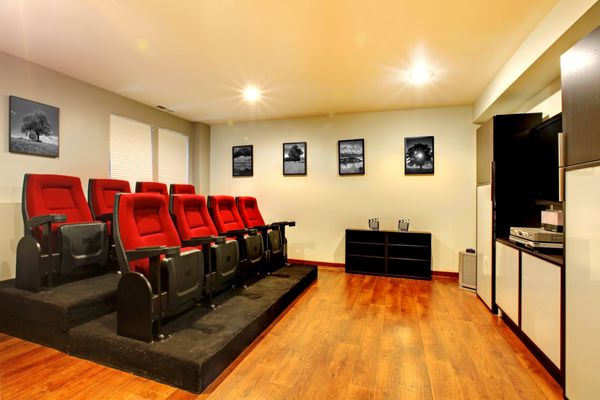 داخلی اتاق سرگرمی سالن سینما تلویزیون خانگی با صندلی های سینما واقعی
