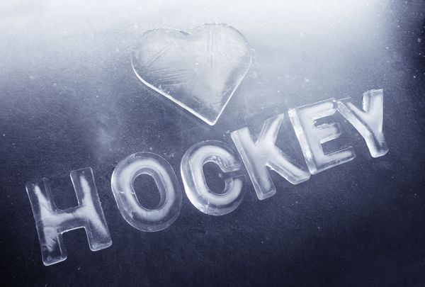 هاکی شکل قلب و کلمه ساخته شده از یخ واقعی