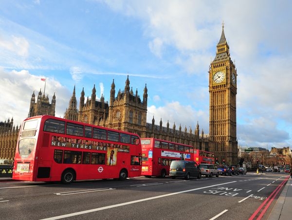 لندن - 21 ژانویه اتوبوس های لندن با بیگ بن در 21 ژانویه 2012 در لندن انگلستان سرویس اتوبوس لندن با 8000 اتوبوس در 700 مسیر یکی از بزرگترین شبکه های اتوبوس شهری در جهان است