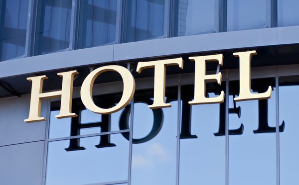 تابلوی هتلی که در شیشه های ساختمان منعکس شده است