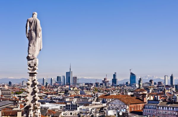 میلان افق پانوراما جدید 2012 یکی از مجسمه های مذهبی کلیسای جامع Duomo رو به شمال به ساختمان های جدید منطقه Garibaldi است کوه های آلپ کمتر از 50 مایل دورتر در پس زمینه قرار دارند