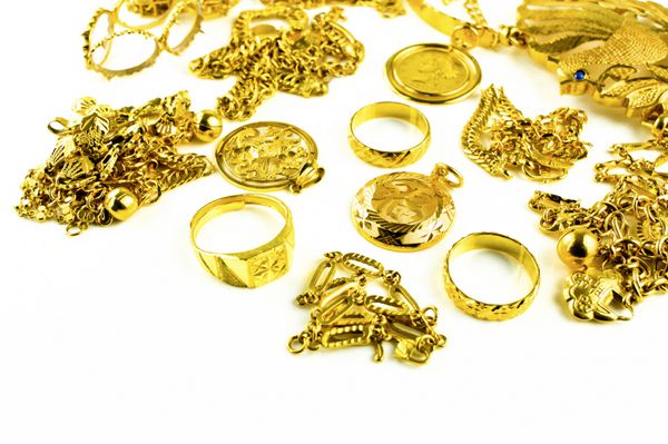 طلا به شکل جواهرات متفاوت در زمینه جدا شده سفید