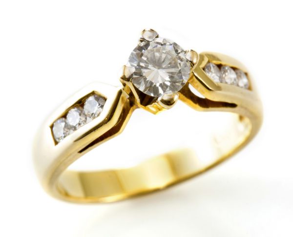انگشتر طلایی با الماس جدا شده روی سفید