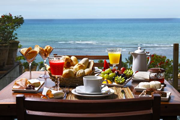 صبحانه در هتل کنار دریا